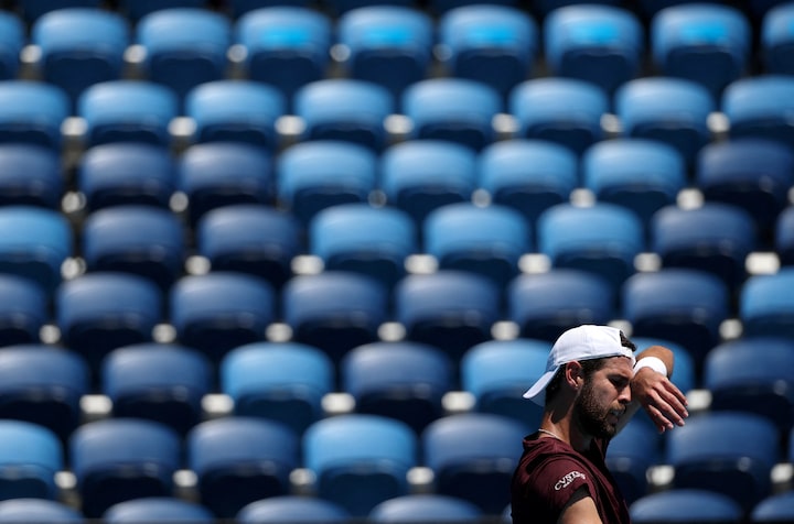 Extreme heat disrupts Australian Open, crowds drop 