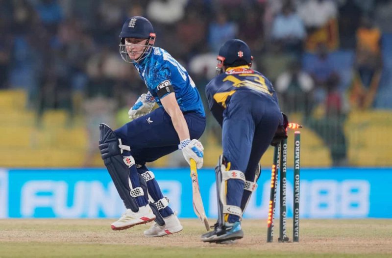 England spinners restrict Sri Lanka to 219 in second ODI