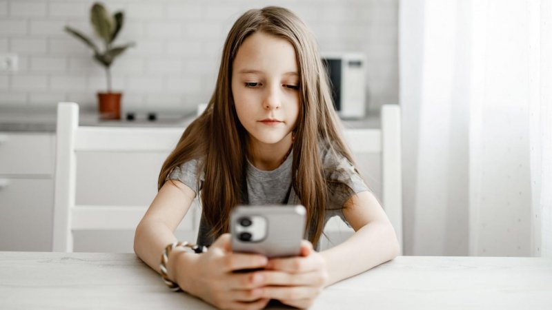 French MPs approve law to ban social media for children under 15