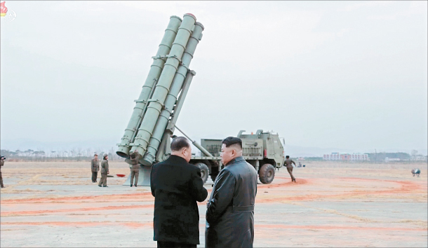 Kim Jong Un tests large-caliber multiple rocket launcher system