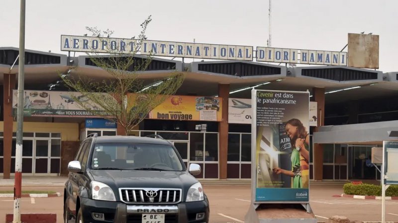 Gunfire, explosions heard near airport in Niger's capital
