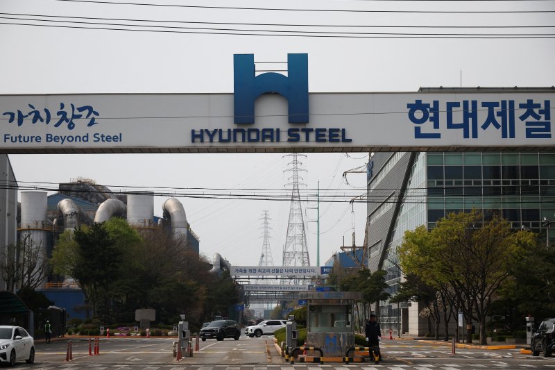 Hyundai Steel profit plunges on demand downturn