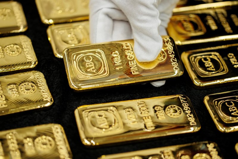 Gold slides 4% but heads for best month since 1982