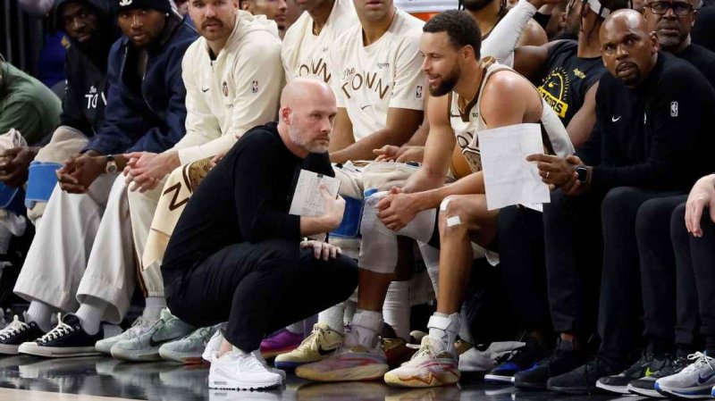 Curry exits early vs Pistons with knee soreness 