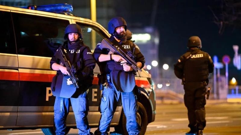 Police found a grenade near a synagogue in Vienna