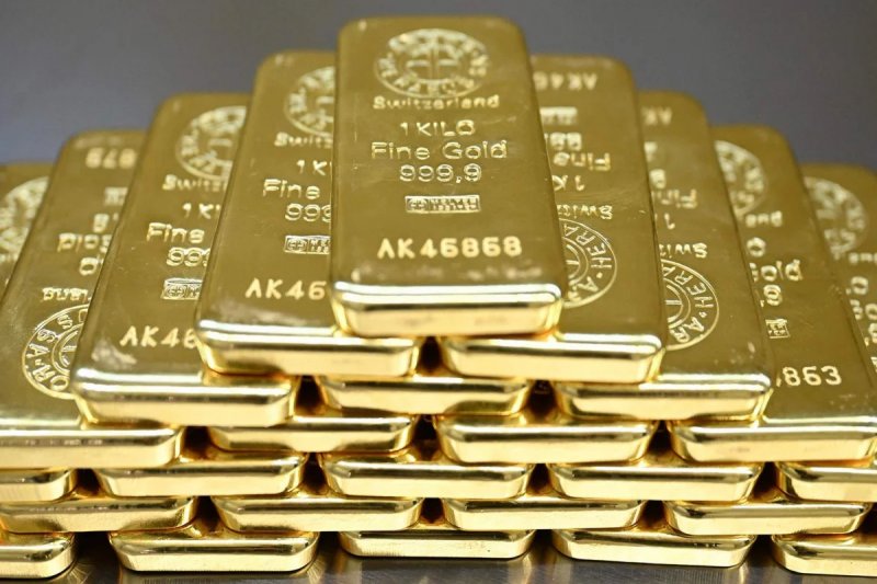 Gold edges down on firm dollar as investors await key jobs data