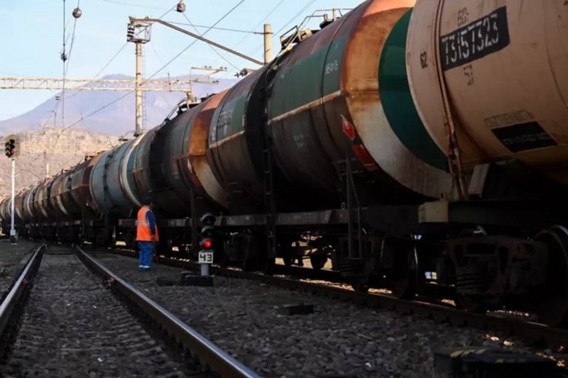 Azerbaijan ships 48 oil wagons to Armenia 