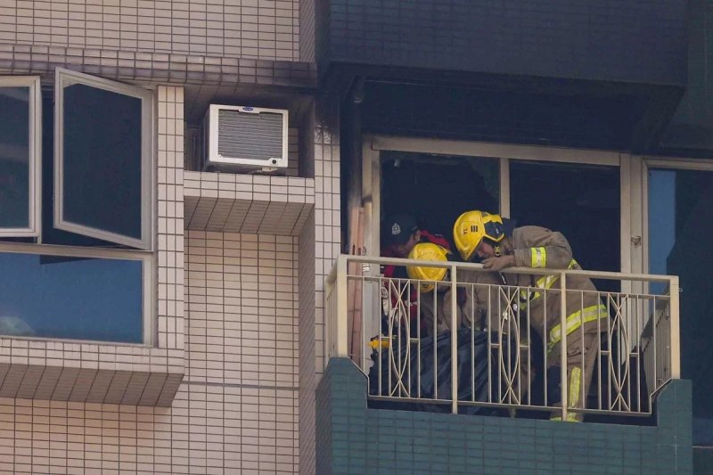 1 dead as fire in Hong Kong high-rise flat forces mass evacuation of residents