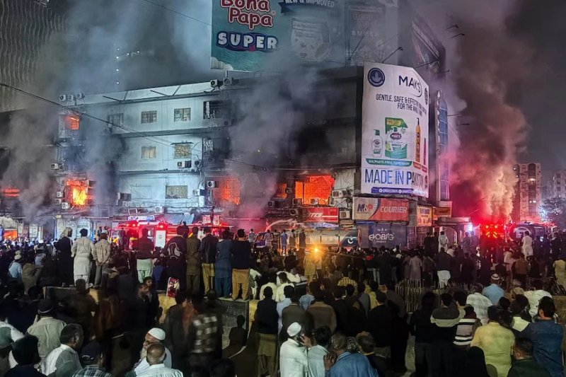  WATCH: Fire fueled by clothing and homewares kills several at Pakistan shopping plaza