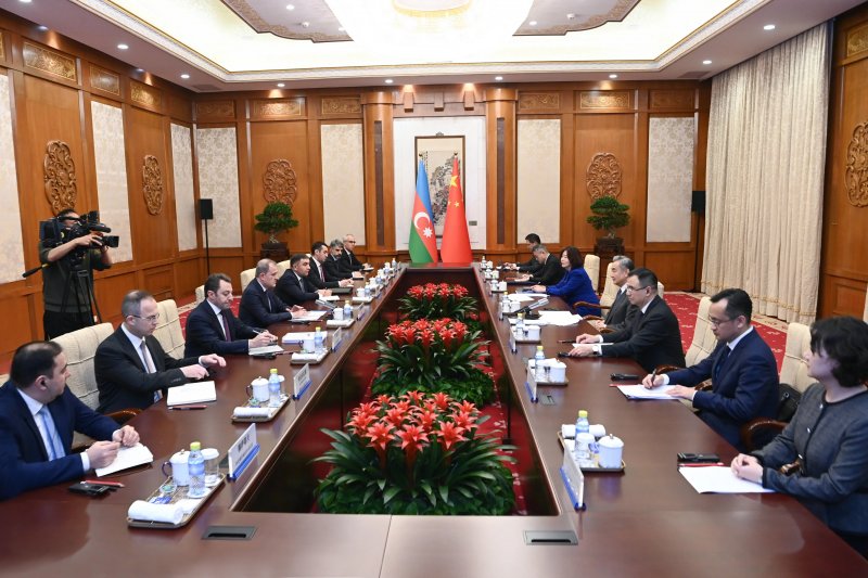 Azerbaijani, Chinese FMs discuss energy and logistics ties