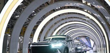 Tesla sets sales record as Chinese EVs target global growth 