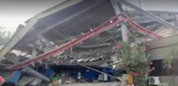 At least 1 dead after landslide hits landfill in central Philippines -  VIDEO 