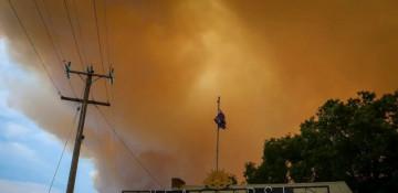 Australia bushfires: Three missing, including child, in Victoria town