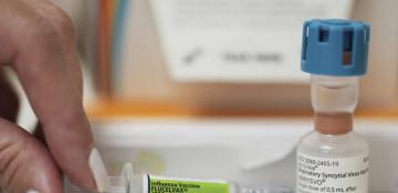 Flu cases rise in US as Trump downplays vaccine 