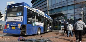 At least 4 injured after bus crashes into bank building in Seoul