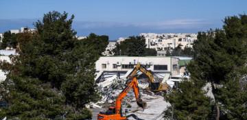 Israel destroys U.N. Palestinian aid building 