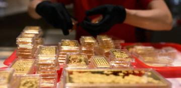 Gold climbs near $5,000 amid dollar weakness