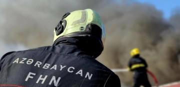 Car burns in fire at Baku repair workshop -  VIDEO  