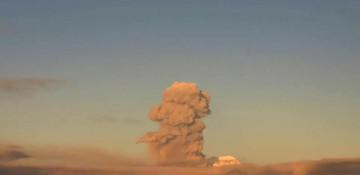 Russia's Shiveluch volcano erupts, triggering aviation alert -  VIDEO 