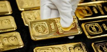 Gold slides 4% but heads for best month since 1982