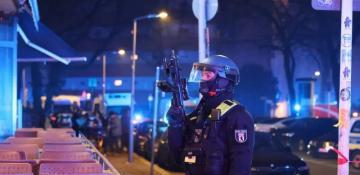 Bild: Five people were injured in a shooting in an apartment building in central Berlin