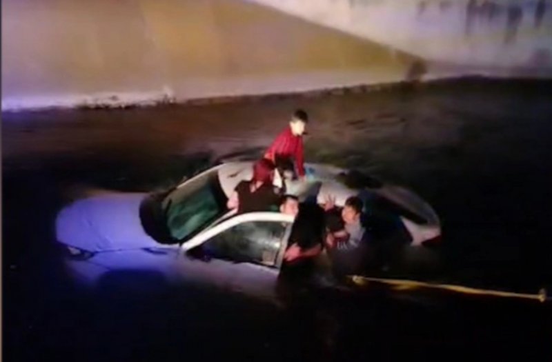 Car plunges into canal in Beylagan, injuries reported