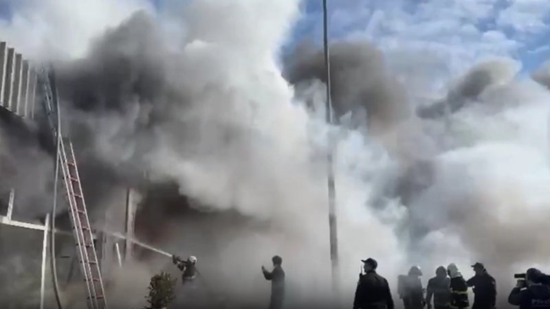 Emergency crews battle Baku paint shop fire -  VIDEO 