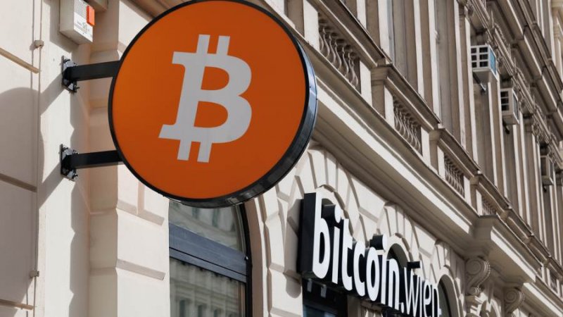 Bitcoin slump triggers $500B crypto market wipeout