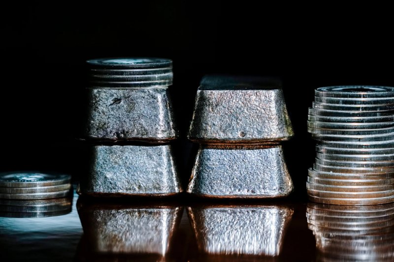 Silver plunges sharply as volatility grips metals