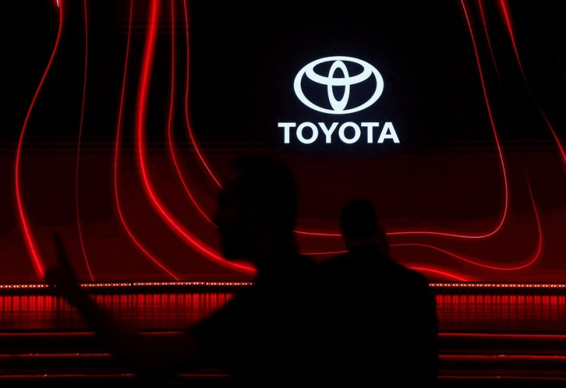 Toyota lifts profit forecast as weak yen boosts outlook 