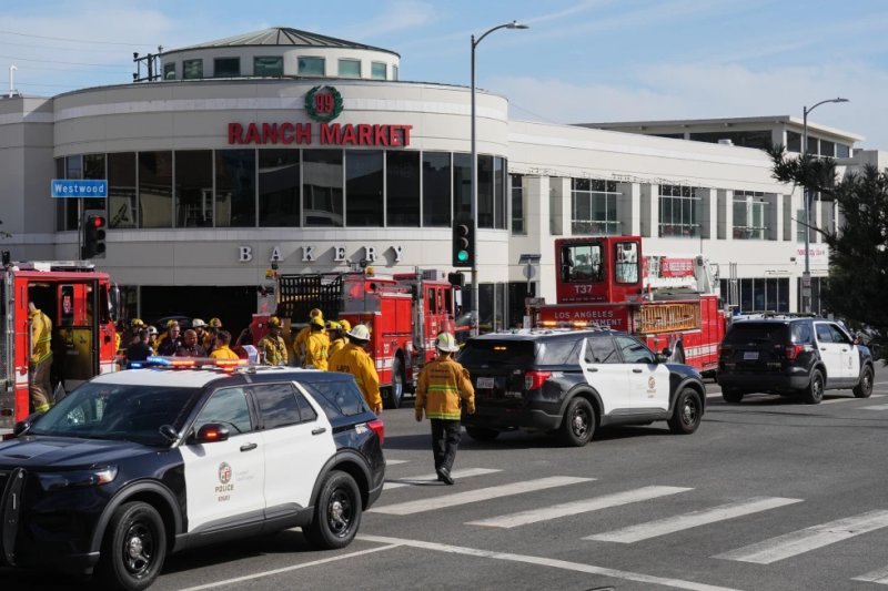 3 dead after driver hits bicyclist, crashes into Los Angeles store -  VIDEO 