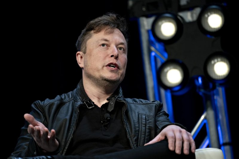 Elon Musk denies SpaceX is developing a phone 