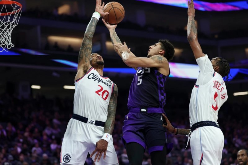 Leonard shines as Clippers hand Kings 11th straight defeat