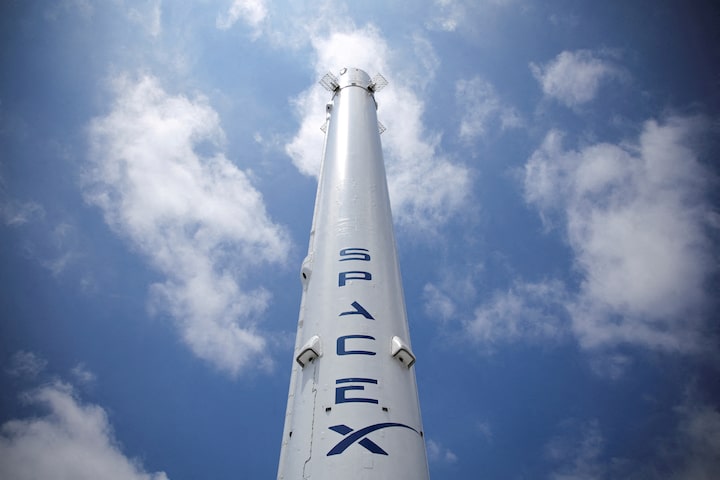 SpaceX shifts focus to moon landing before Mars