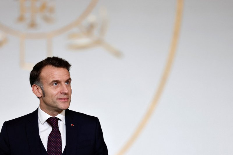 Macron urges EU to resume Russia talks 