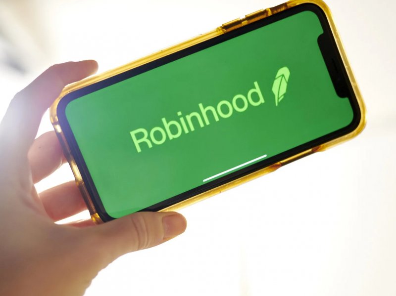 Robinhood shares slide after Q4 revenue miss