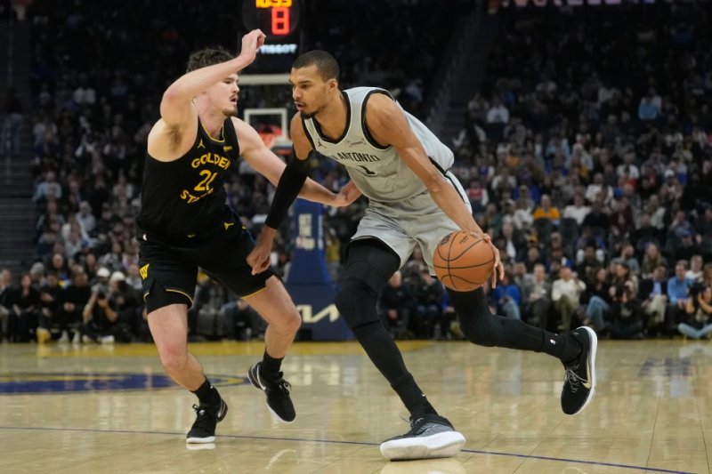 Spurs extend win streak, beat Warriors 126-113