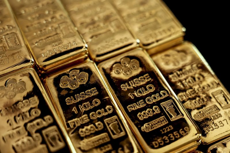 Gold slips after strong US jobs data