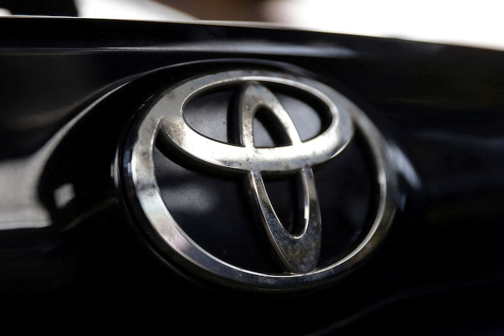 Toyota group extends buyout bid deadline 