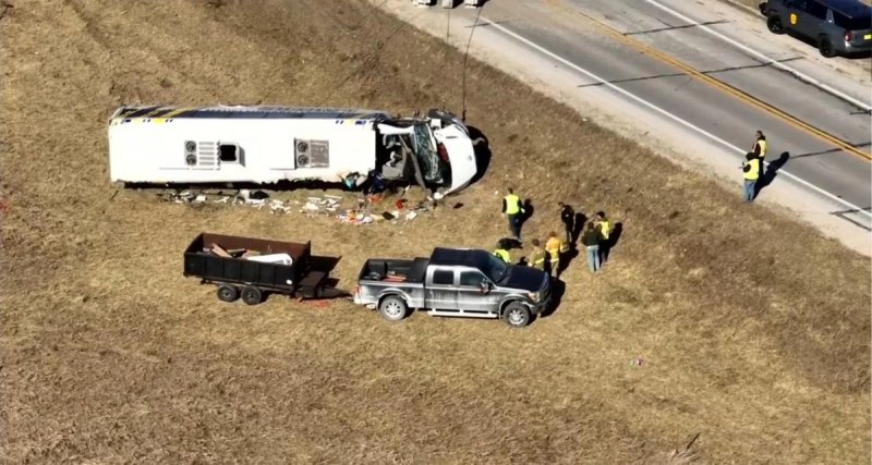 Bus carrying Iowa Lakes baseball team crashes in Iowa