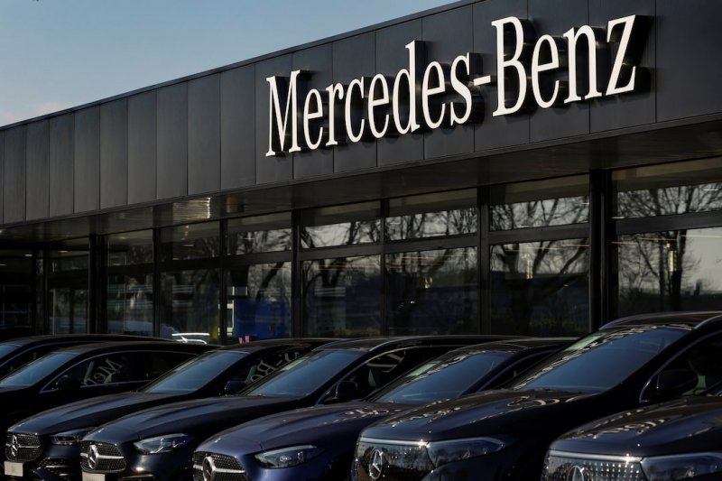 Mercedes shares plunge after profit miss