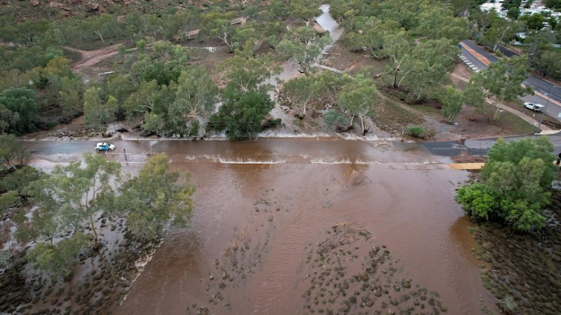 Flash floods trigger rescues in Australian town