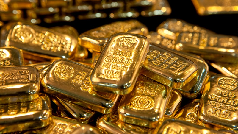 Gold edges lower as markets assess Fed outlook