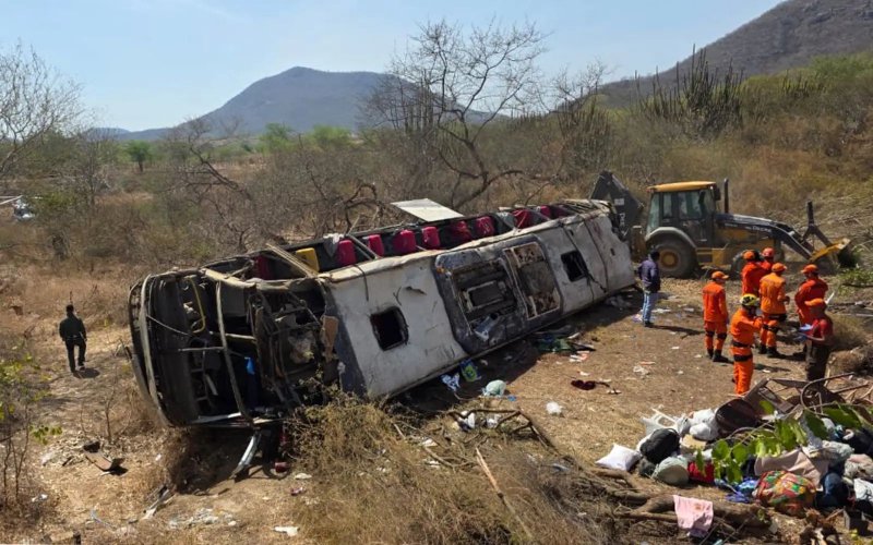 At least 6 killed in bus rollover in Brazil 