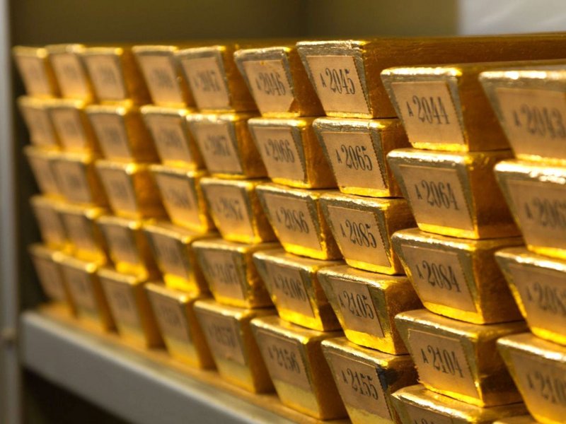 Gold reclaims $5,000 amid Fed rate uncertainty