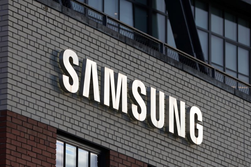 Samsung shares hit record on AI chip pricing report