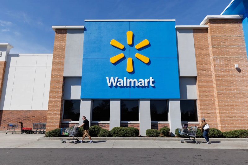 Walmart beats quarter estimates, shares slip on outlook