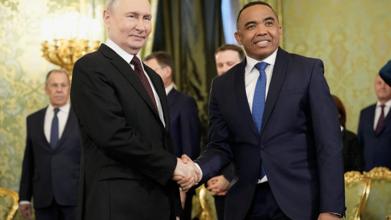 Putin meets Madagascar's president at the Kremlin