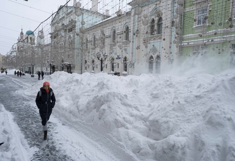 Heavy snow grips Moscow, triggers travel disruptions