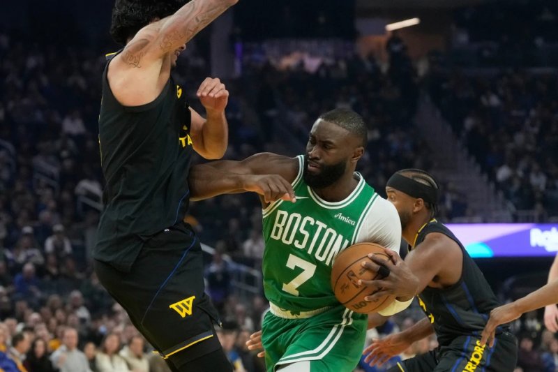 Jaylen Brown powers Celtics past Curry-less Warriors